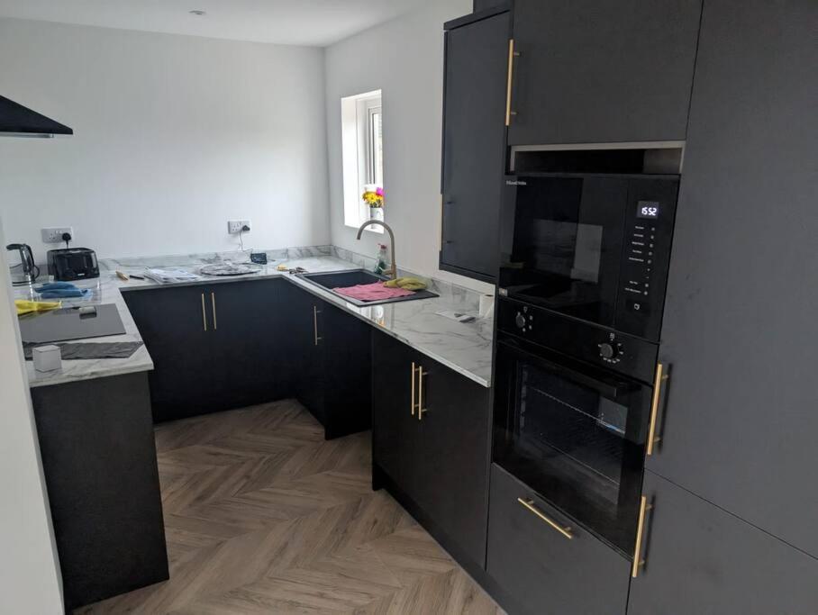 Modern 3Br Home - Private Parking - Tv In Every Bedroom Swansea Exterior foto