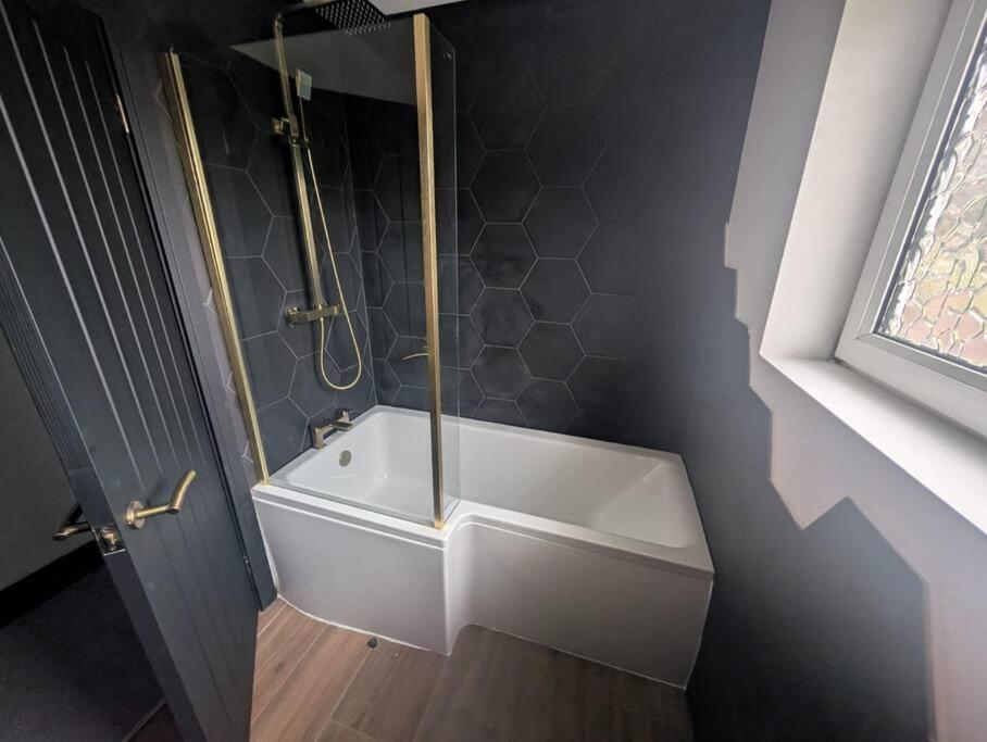 Modern 3Br Home - Private Parking - Tv In Every Bedroom Swansea Exterior foto
