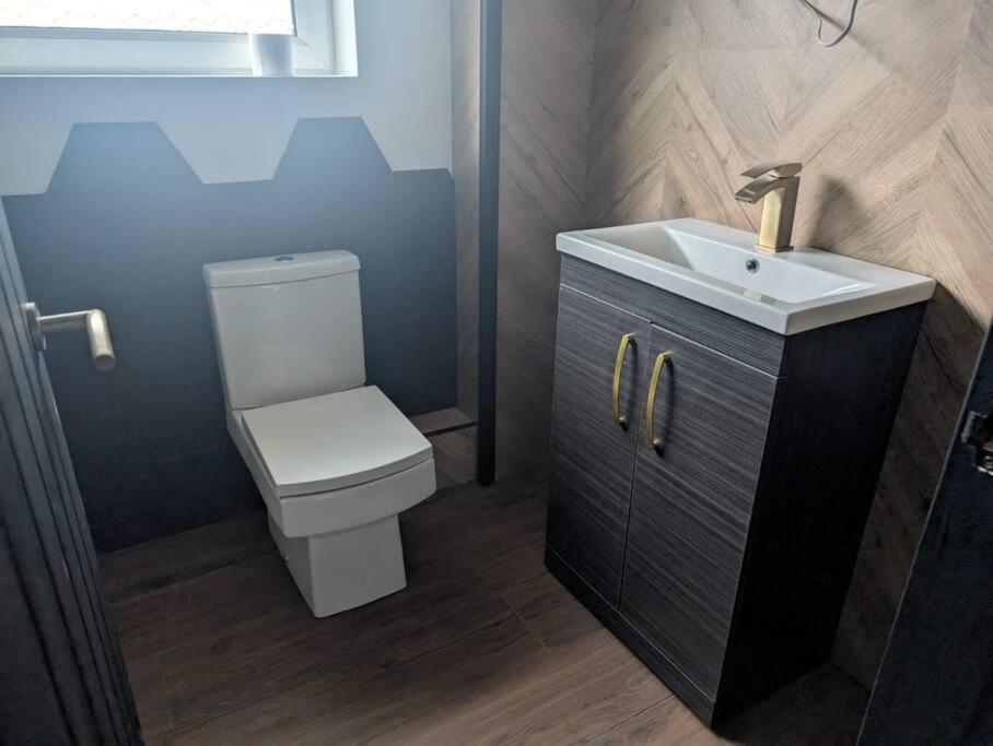 Modern 3Br Home - Private Parking - Tv In Every Bedroom Swansea Exterior foto